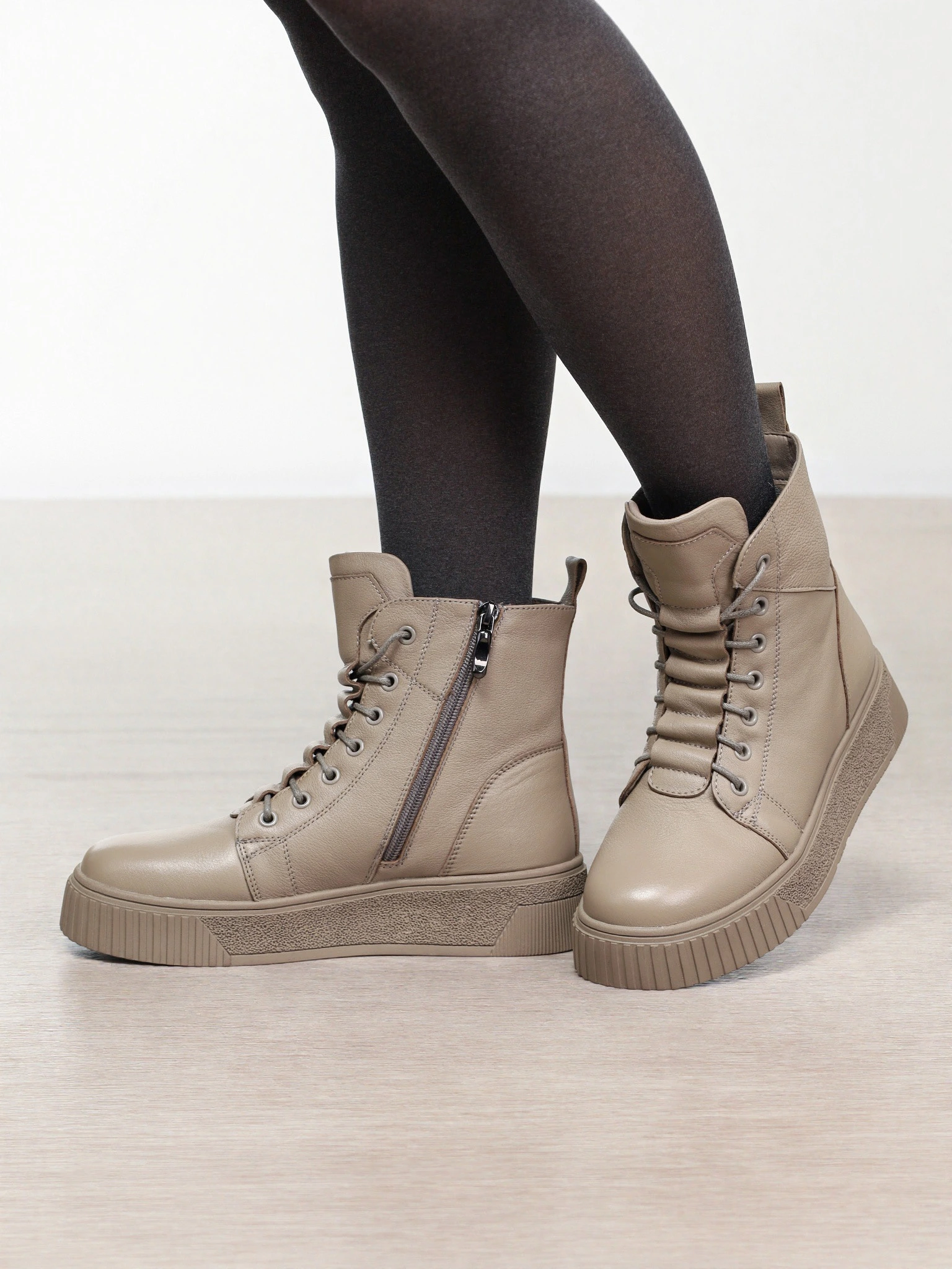 Ботинки бежевого цвета на средней платформе